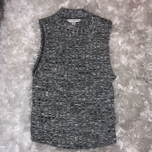 Sleeveless Semi turtle neck